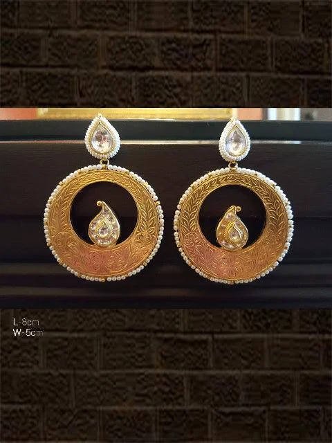 bold sapphire summit peak earrings-Light weight intricate design circular kundan earring